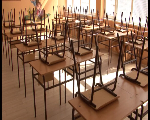 ŠKOLA HIM PRAZNA UČIONICA