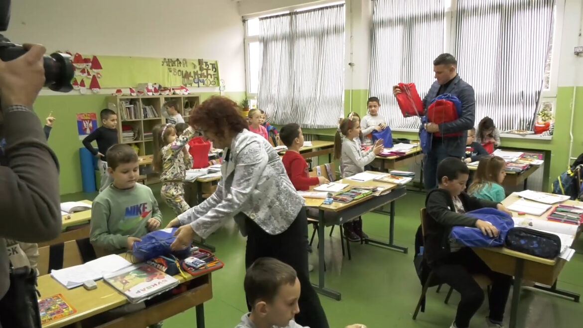 SKOLA SLEVAC POKLONI PRVACI 13 12.mp4.00_01_13_33.Still002